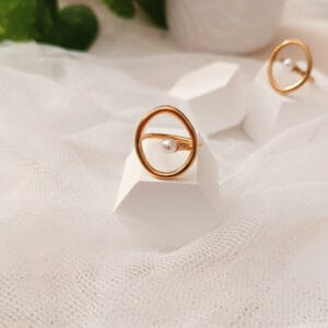 Pozlacený prsten s perlou