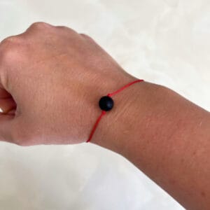 Ochranný náramek červený s černou lávou