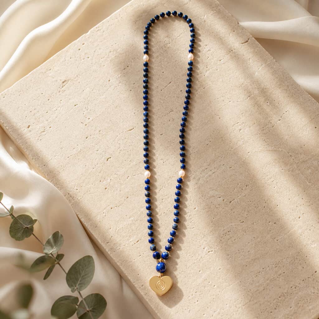 Mála Moudrost z lapis lazuli s pravými říčními perlami a zlatým srdcem