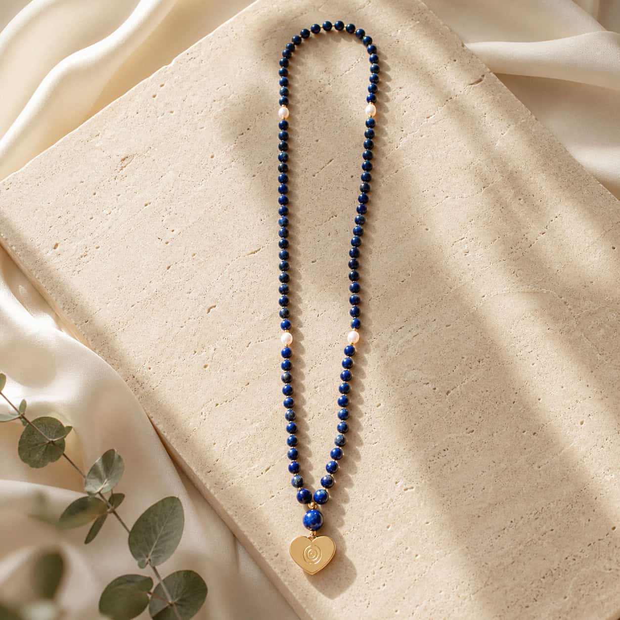 Mála Moudrost z lapis lazuli s pravými říčními perlami a zlatým srdcem