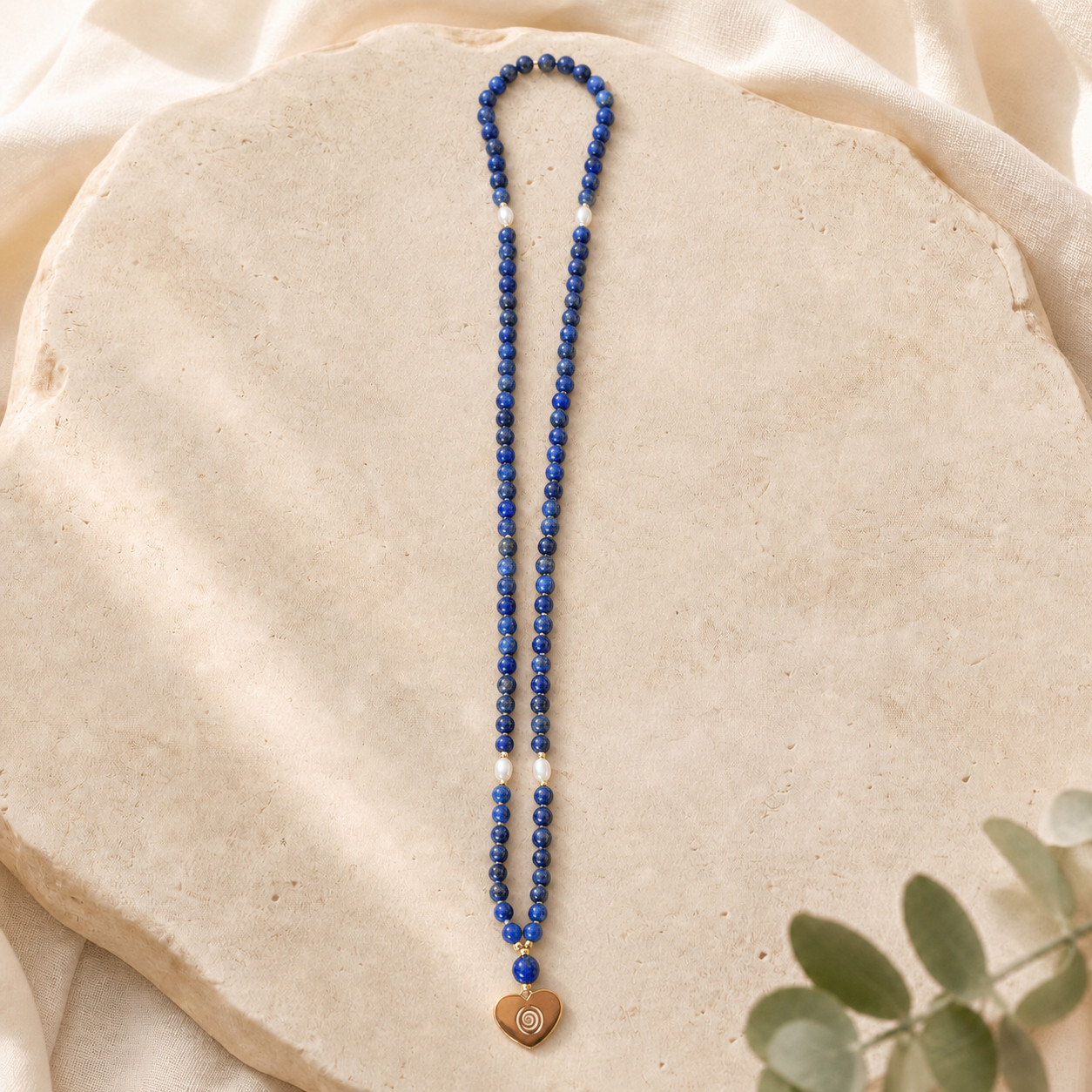Mála Moudrost z lapis lazuli se třemi zlatými korálky nad srdcem