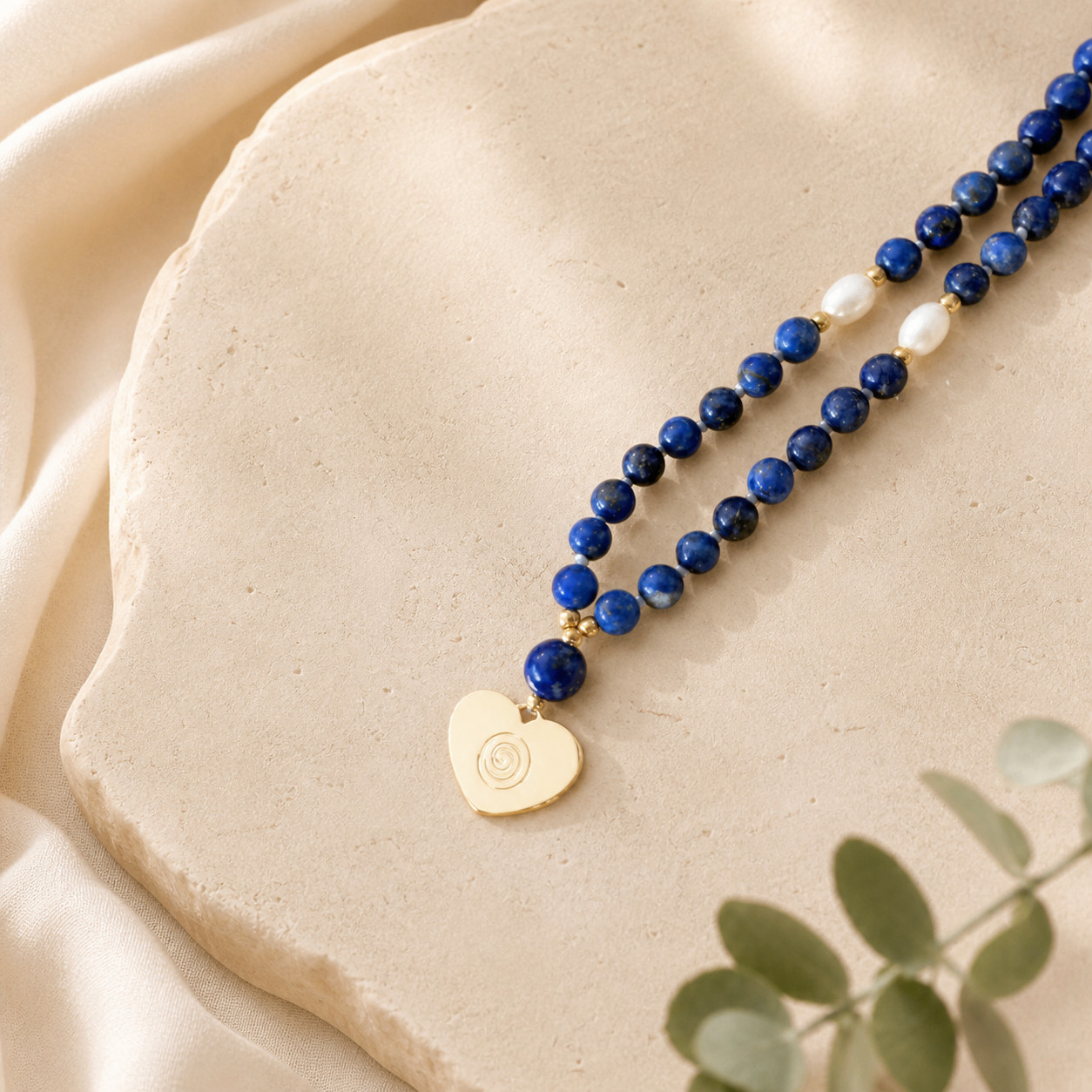 Detail Mály Moudrost z lapis lazuli se třemi zlatými korálky nad srdcem